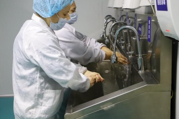 全面時代口罩生產(chǎn)車間-消毒