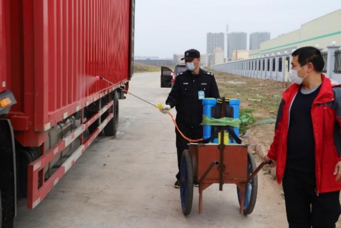 全面時代口罩生產(chǎn)園區(qū)車輛消毒